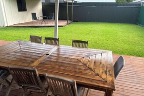 Outdoor dining - Family retreat in Ningi. Pet friendly! (Ningi)