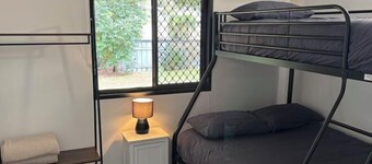 Family retreat in Ningi. Pet friendly!