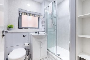 Bathroom - Host & Stay Campbell Square Roof Terrace Apartment (Liverpool)