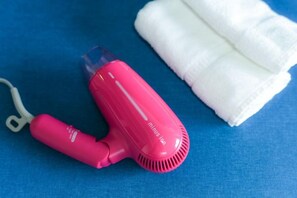 A pink hairdryer and a white towel on a blue surface. - サンコート円山ガーデンヒルズ (Sapporo)