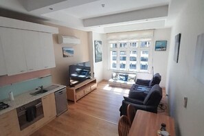 Living area - Location, Location, Location. (Melbourne)