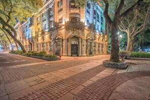 A multi-story building with a central entrance, surrounded by trees and a paved walkway. - Shangyuan Hotel Chain (Guangzhou Thirteen Factories Yide Road Metro Station) (Guangzhou)