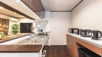 Una cucina moderna con isola centrale, elettrodomestici integrati e un design pulito e minimalista.