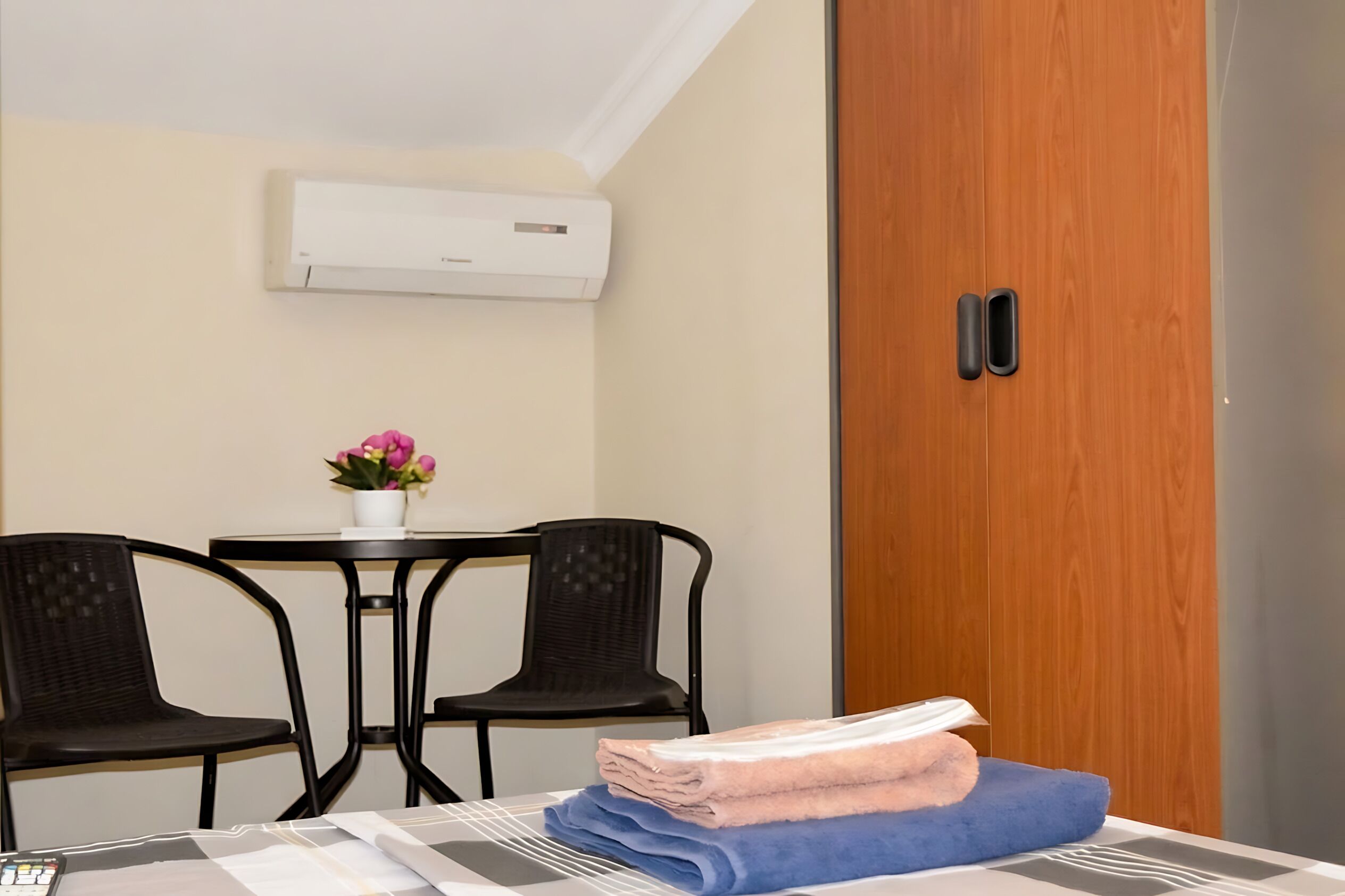 Quarto casal, vista para a cidade | Cortinas blackout, Wi-Fi de cortesia