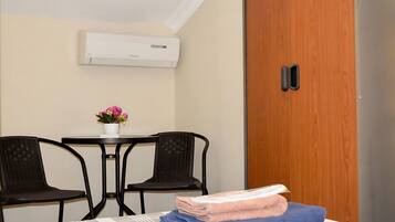 Quarto casal, vista para a cidade | Cortinas blackout, Wi-Fi de cortesia
