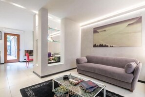 Room - Ponte Rosso Modern by Mmega (Florence)