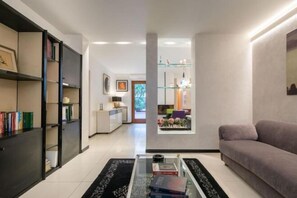 Room - Ponte Rosso Modern by Mmega (Florence)