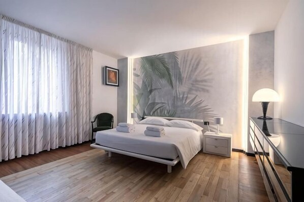 Room - Ponte Rosso Modern by Mmega (Florence)