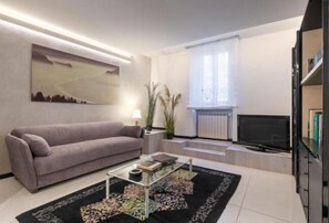 Room - Ponte Rosso Modern by Mmega (Florence)