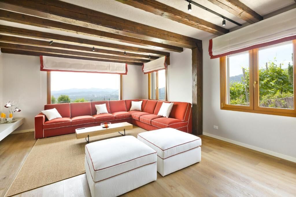 Apartamento Deluxe, vistas al viñedo | Zona de estar | Televisión LED de 50 pulgadas con canales digitales