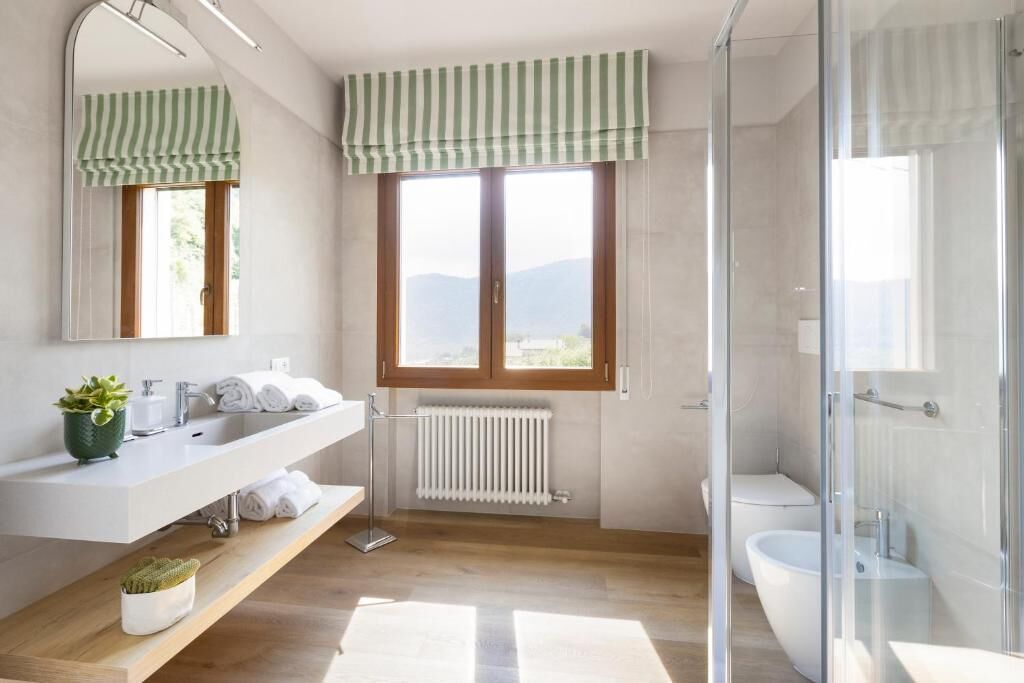 Departamento superior, vista al viñedo | Baño | Regadera, secadora de cabello, pantuflas, toallas 