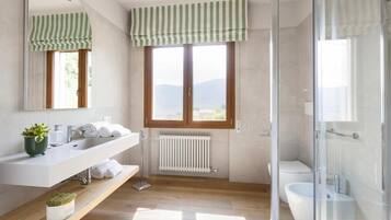 Departamento superior, vista al viñedo | Baño | Regadera, secadora de cabello, pantuflas, toallas