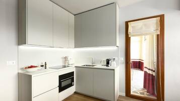 Apartamento Deluxe, vistas al viñedo | Cocina privada | Máquina de café espresso, cafetera o tetera y frigorífico grande