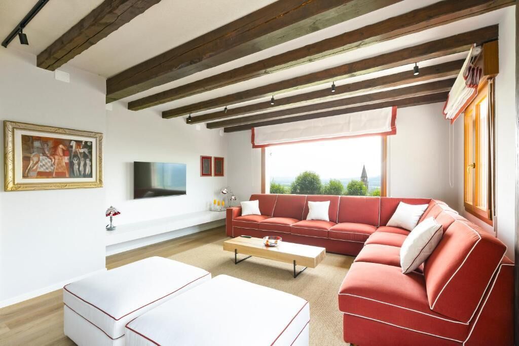 Departamento Deluxe, vista al viñedo | Área de sala de estar | Televisión LED de 50 pulgadas con canales digitales 