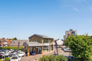 A building with a modern design, a covered parking area, and a clear sky. - Flat 2, Brentford TW8 9NA (Brentford)
