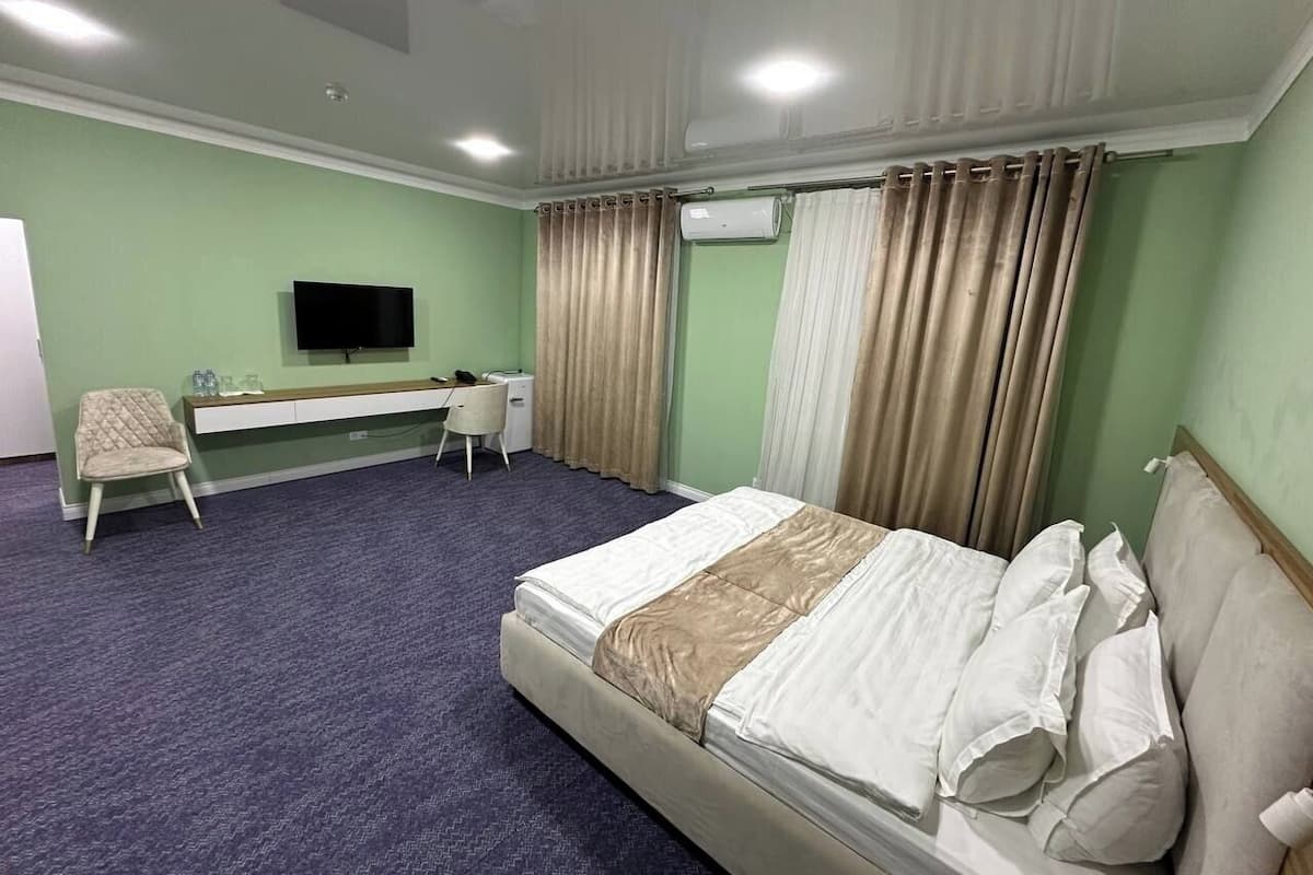 Quarto casal conforto | Escrivaninha, espaço de trabalho para notebook