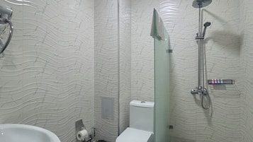 Een haardroger, handdoeken, zeep, shampoo