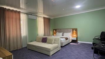 Deluxe Double Room | Living area
