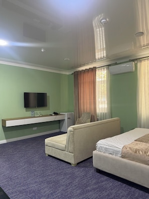 Quarto casal luxo | Escrivaninha, espaço de trabalho para notebook