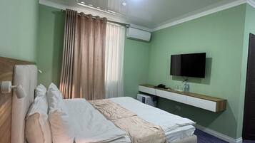 Comfort Double Room | Desk, laptop workspace