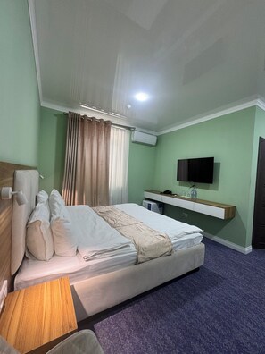 Comfort Double Room | Meja, ruang kerja komputer riba 