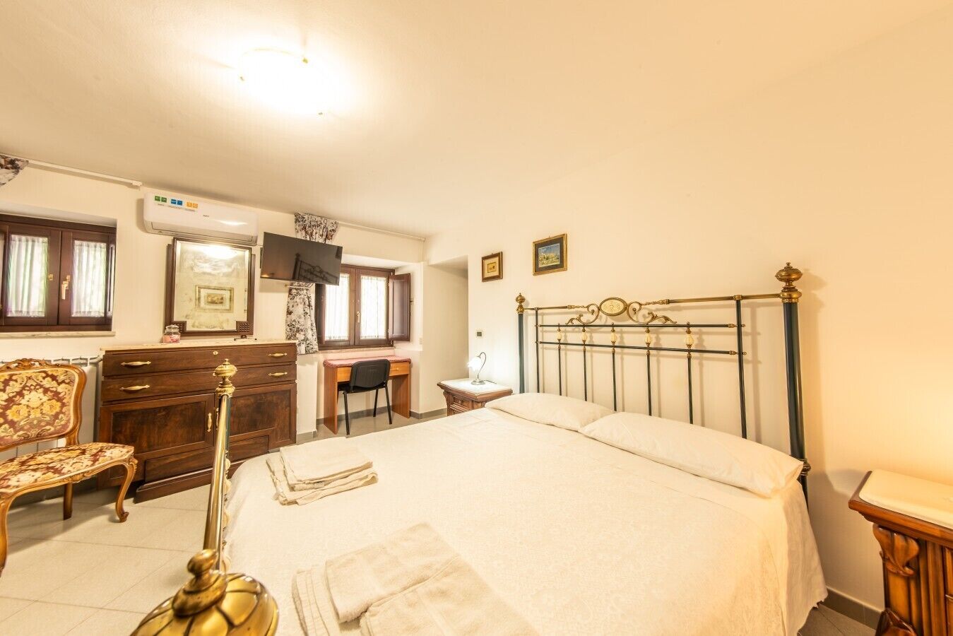 Desk, iron/ironing board, WiFi, bed sheets