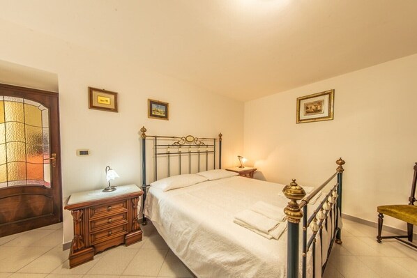 Desk, iron/ironing board, WiFi, bed sheets