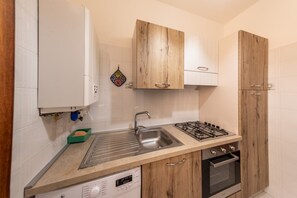 Wasserkocher mit Kaffee-/Teezubehör, Kühlschrank, Ofen, Herdplatte