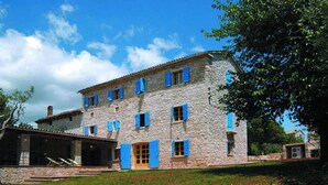 A stone building with multiple windows and a covered porch. - Villa Morus by Villas Guide (Svetvincenat)