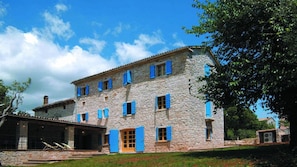 A stone building with multiple windows and a covered porch. - Villa Morus by Villas Guide (Svetvincenat)
