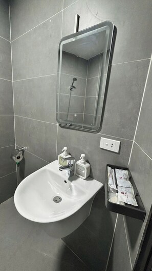 Shower, free toiletries, towels, soap - M99 House (Hanoi)