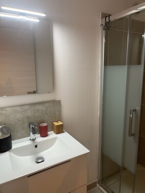 Douche, sèche-cheveux, serviettes fournies, savon
