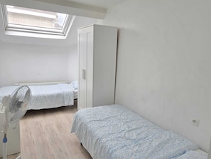 Iron/ironing board, WiFi, bed sheets - A group friendly duplex suitably adapted for work teams, sports teams, etc (Etterbeek)