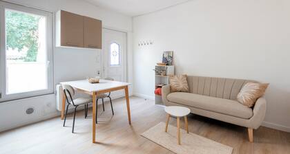 Auxerre Getaway – Cozy retreat with a courtyard and parking right in the historic center