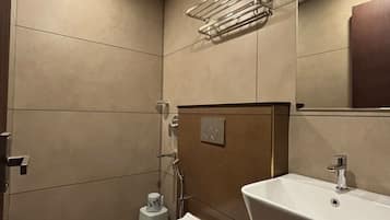 Deluxe-Doppelzimmer | Badezimmer | Dusche, Handtücher, Seife