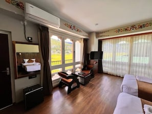 Quarto casal ou duplo luxo, sacada, vista para a montanha | Wi-Fi de cortesia