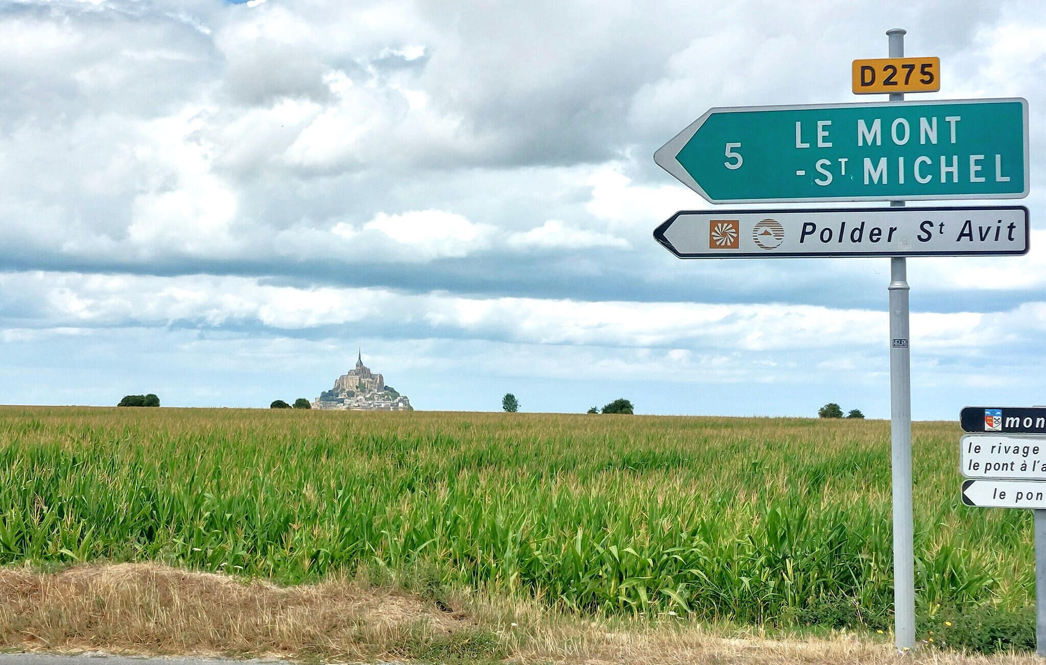 Un segnale stradale direzionale con indicazioni per Le Mont St Michel e Polder St Avid.