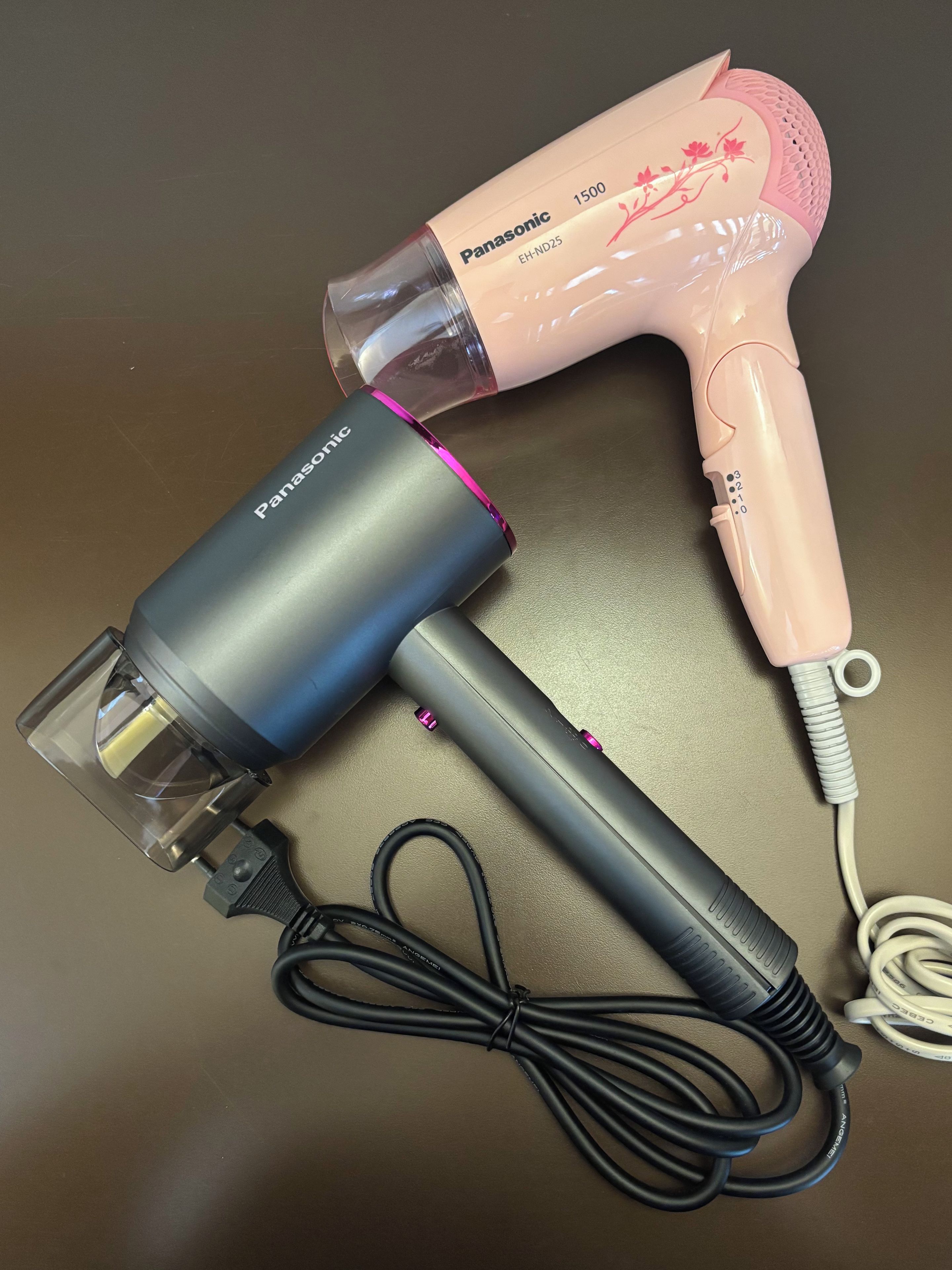 Un secador de pelo Panasonic y una regleta con varios enchufes.