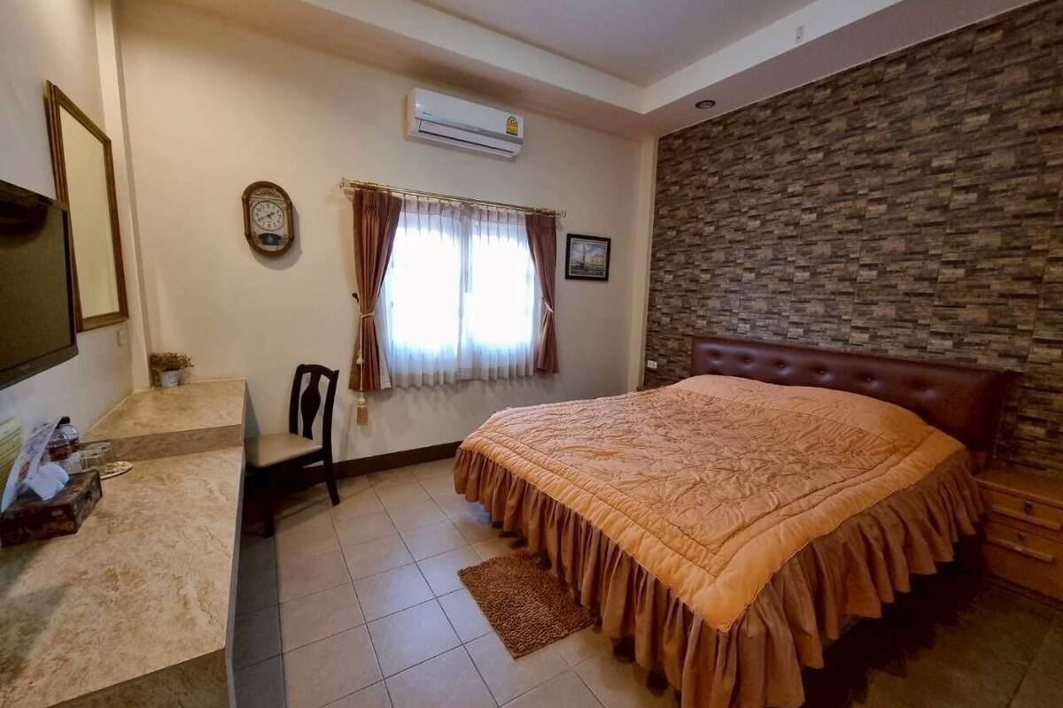 Desk, laptop workspace, WiFi (free)