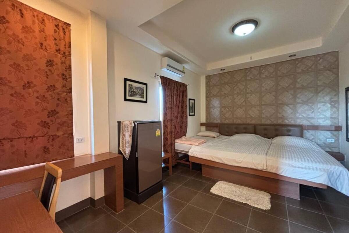 Desk, laptop workspace, WiFi (free)