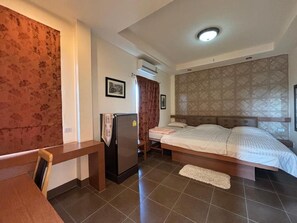 Desk, laptop workspace, WiFi (free) - Kireeya Villa (Mueang)