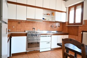 Kühlschrank, Geschirrspüler
