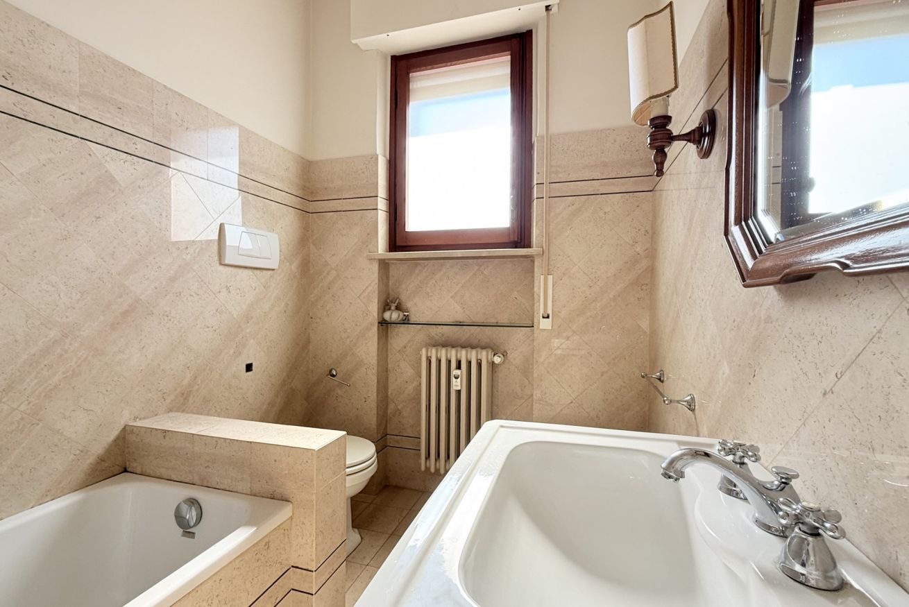 Une salle de bain équipée d’une baignoire, de toilettes et d’un espace douche.