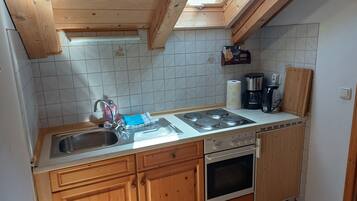 Kahvin-/teenkeitin, jääkaappi, uuni, liesi
