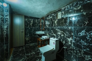 Barraca, sacada, vista para o resort | Banheiro | Chuveiro, produtos de toalete grátis, secador de cabelo, sabonete