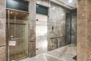 Ein Wellnessbereich mit Sauna und Dampfbad, Marmorboden und modernem Design.
