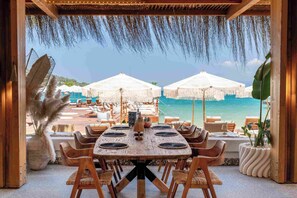 S'hi serveixen esmorzars, dinars, sopars i esmorzars-dinars