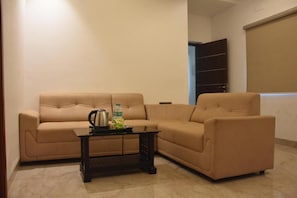 Living area - BIHOTELS AND RESORTS (YERCAUD)