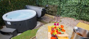 Wildcat Lodge - couples retreat for two with a hot tub