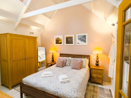 Wildcat Lodge - couples retreat for two with a hot tub